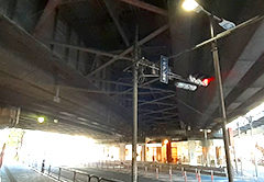 さいたま市中央区上落合_北与野駅の高架下の歩道